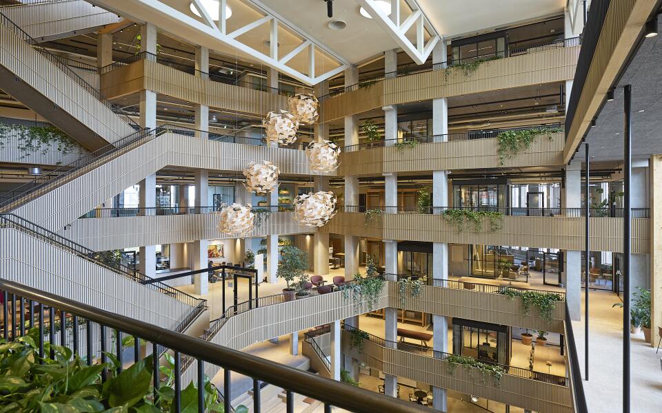 Akustikpaneler i træ med lameller og mikroperforering i AL Huset